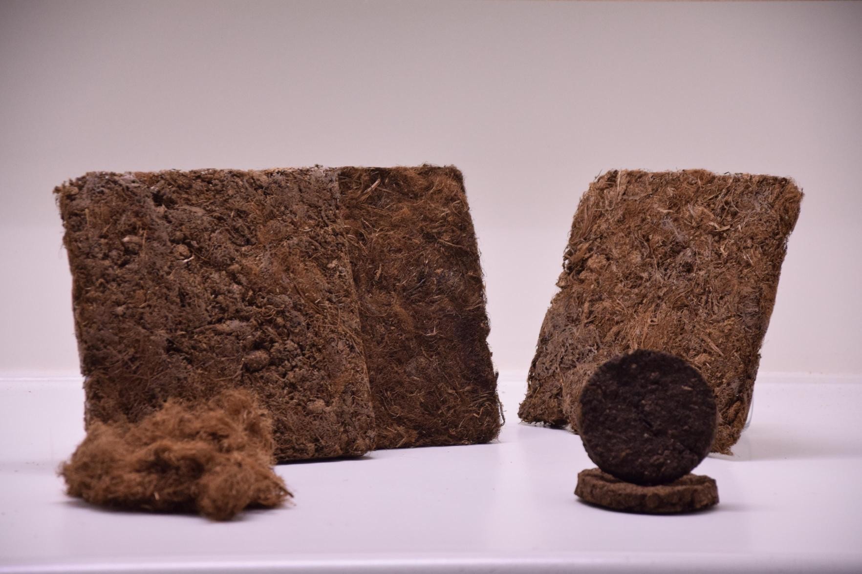 Insulation material from peat and forestry residues
